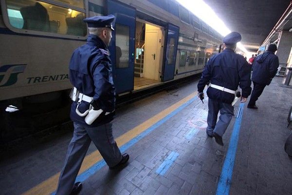 Fermato perché attraversa i binari, dichiara un'identità falsa: multa e denuncia