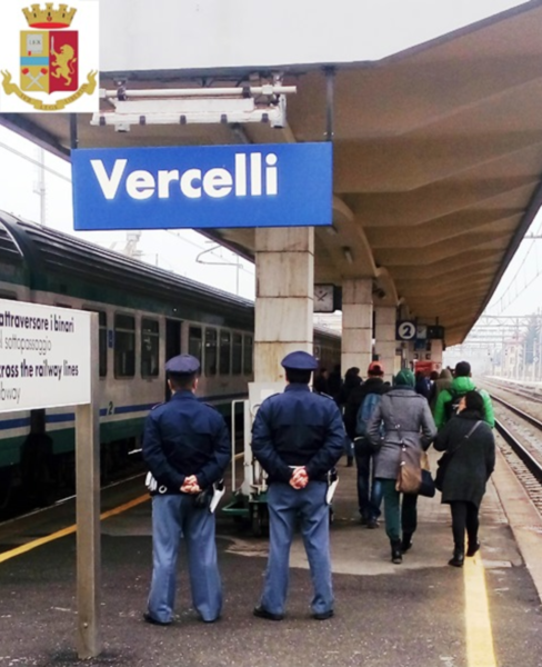 Vercelli: bloccano il treno in partenza appendendosi alla motrice