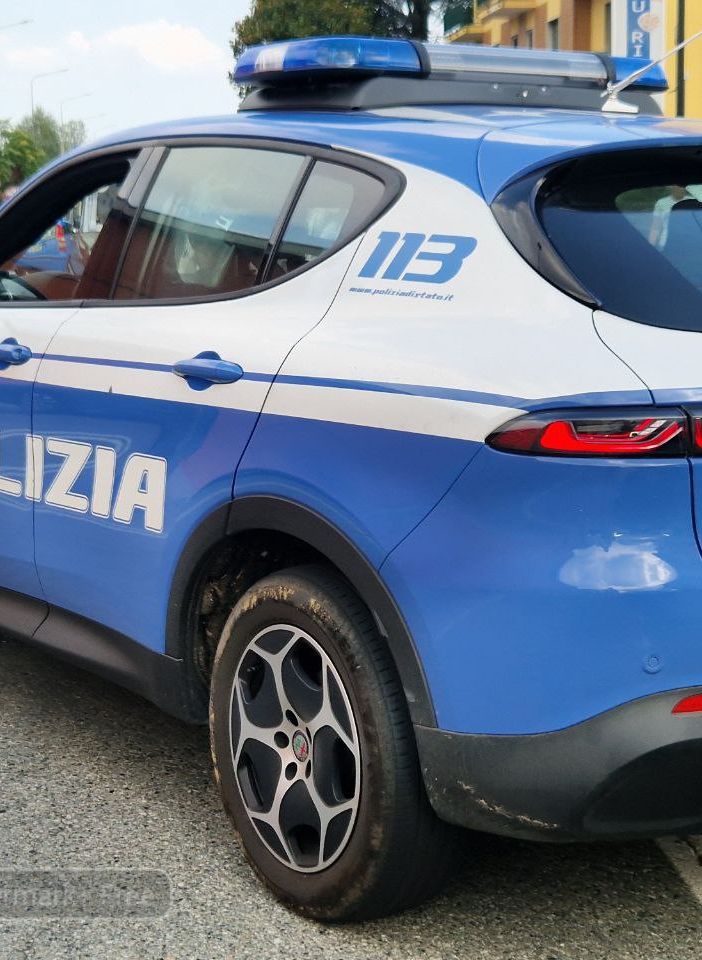 Vercelli: alla vista della Polizia prima si nasconde in un cespuglio con gli attrezzi da scasso, poi si dà alla fuga