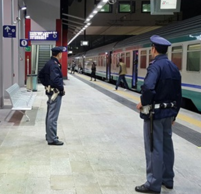Vercelli: espulso dall’Italia per pericolosità sociale, scoperto a viaggiare su un treno regionale.