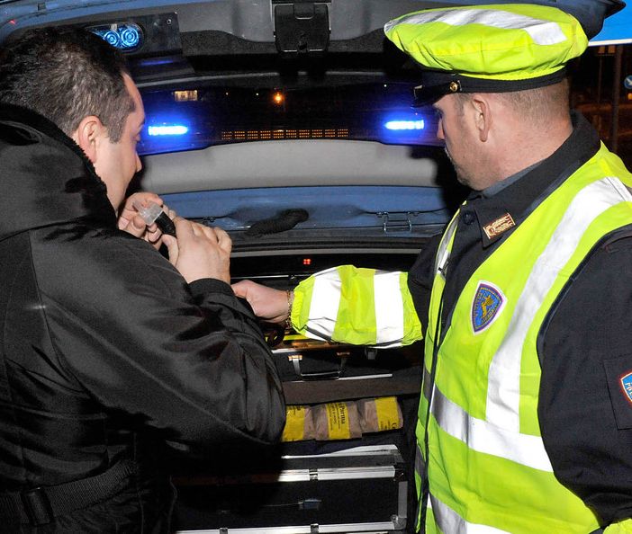 Fermato un 22enne alla guida in stato di ebbrezza. Patente ritirata - foto di repertorio