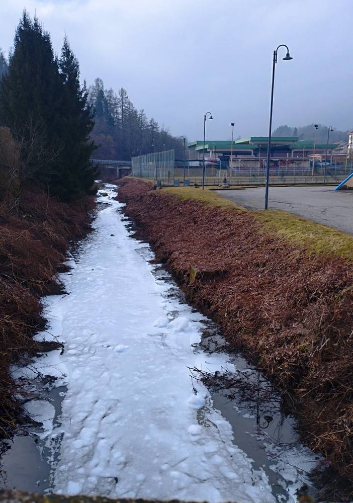 Schiuma notata lungo il rio Ponzone a Valdilana