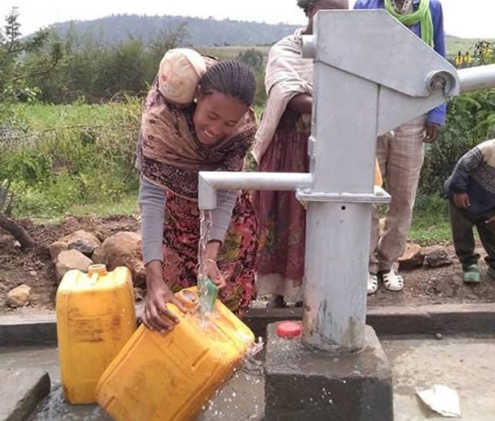 Donare l'acqua è donare la vita. Pozzi di acqua potabile per l’Africa e pasti per la popolazione VIDEO