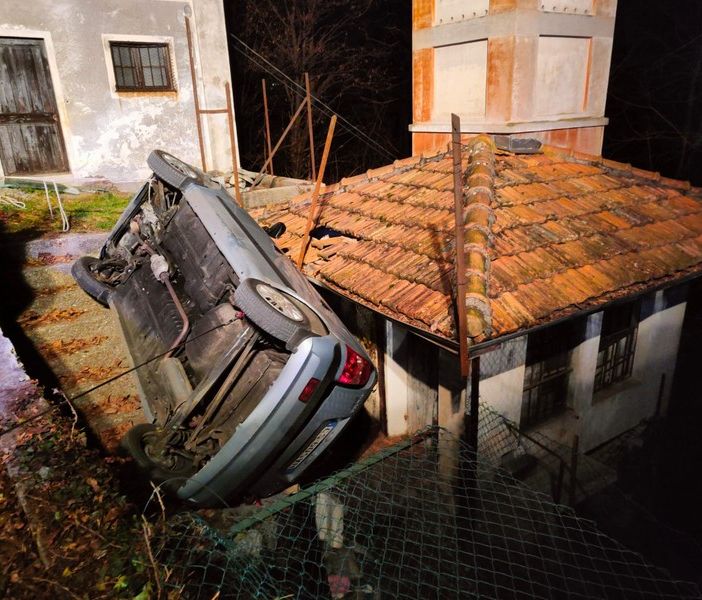 Pray: Esce di strada con l'auto e vola sulla scalinata di un rustico FOTO