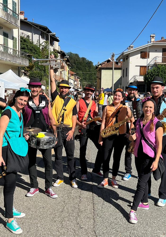 Artisti di strada e e mercatini, gran numero di visitatori a Pray in Vetrina (foto di Ermanno Orsi)