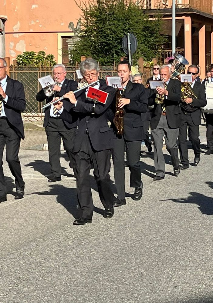 Pray in Vetrina, in tanti per la sfilata dei gruppi di volontariato della Valsessera (foto di Ermanno Orsi)