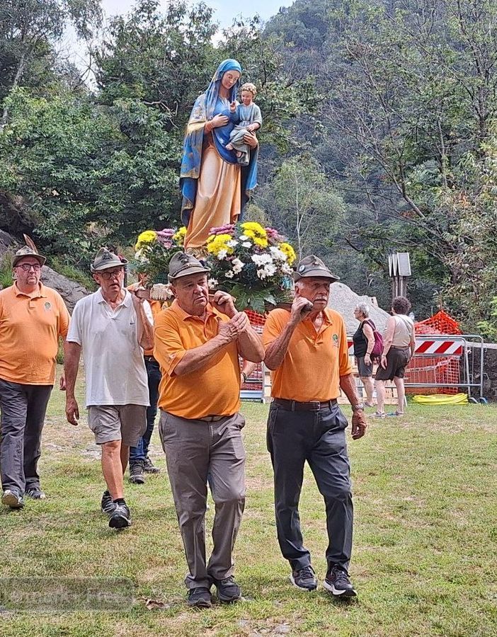 Alta Valsessera in festa per la Madonna delle Nevi, processione al Santuario del Cavallero (foto di Nicola Rasolo)