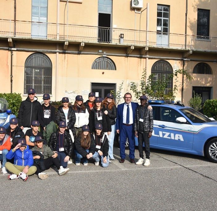 Il Questore di Vercelli con i ragazzi dell'Istituto Ferrari di Vercelli