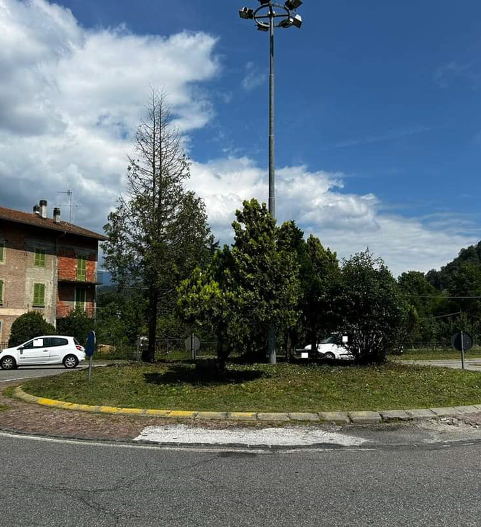 Crevacuore, rotonde e aiuole sistemate in frazione Azoglio (foto dalla pagina Facebook di Comune di Crevacuore)