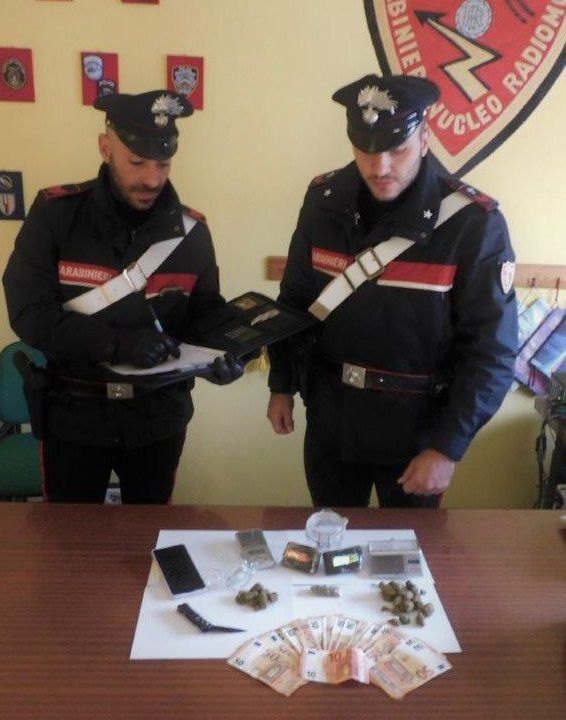 Droga e bilancini in casa di un 21enne. Arrestato dai Carabinieri