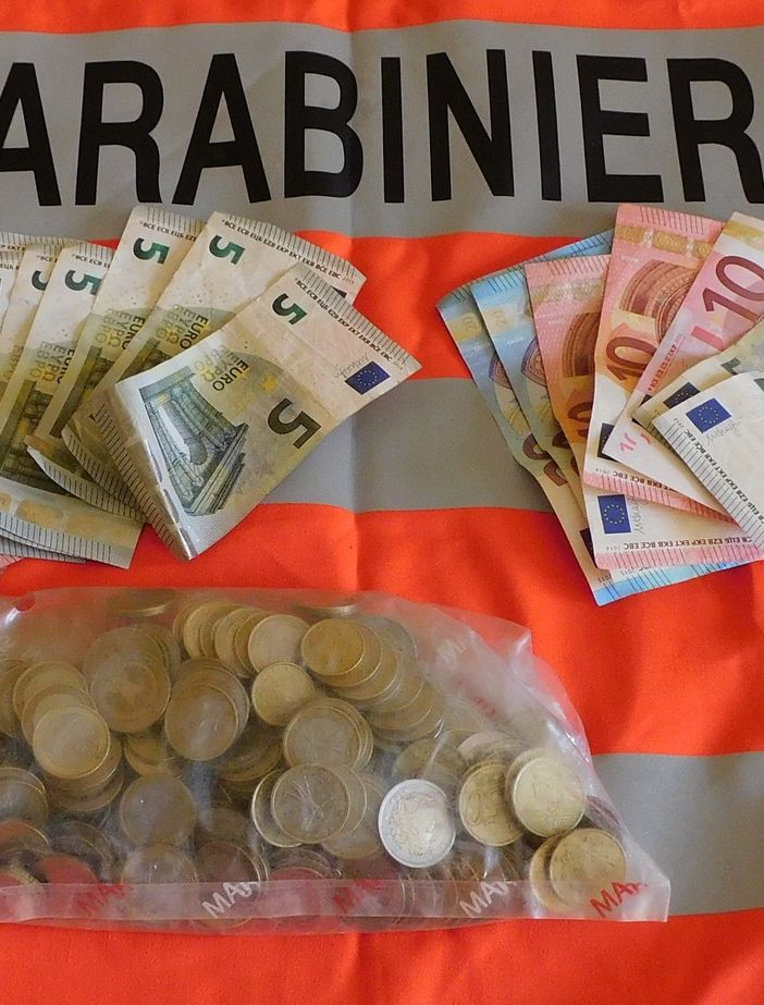 Borgosesia, sfondano a calci la porta del bar e portano via il denaro dalla cassa