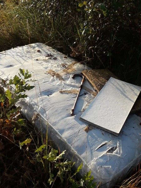 Sacchi, mobili, vetri e materassi gettati sulla San Giacomo-Rovasenda: «Una vera discarica» FOTO
