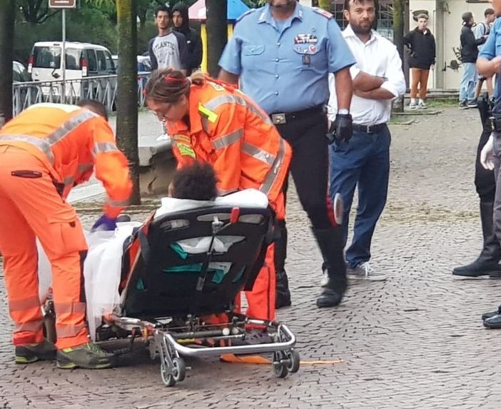 Calci, pugni e colpi di stampella: Maxi rissa tra più di 30 persone ai giardini Zumaglini FOTO