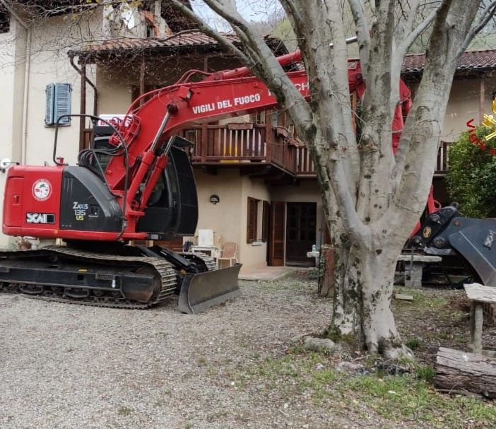 Proseguono le operazioni di bonifica dopo l'incendio della sfilacciatura di Rocca Pietra
