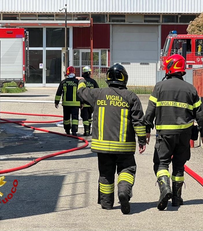 Incendio capannone a Roccapietra