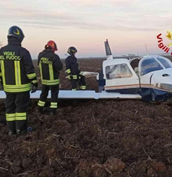 Atterraggio d'emergenza di un velivolo nei campi di Ronsecco