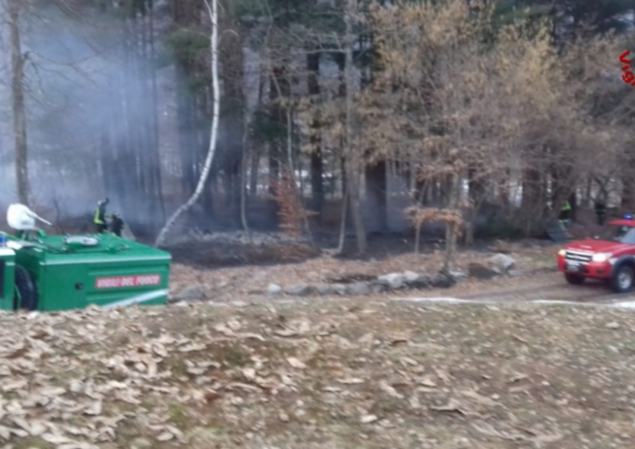 Attimi di paura a Scopa, incendio mette a rischio alcune case