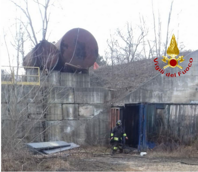 Incendio in un'area industriale dismessa