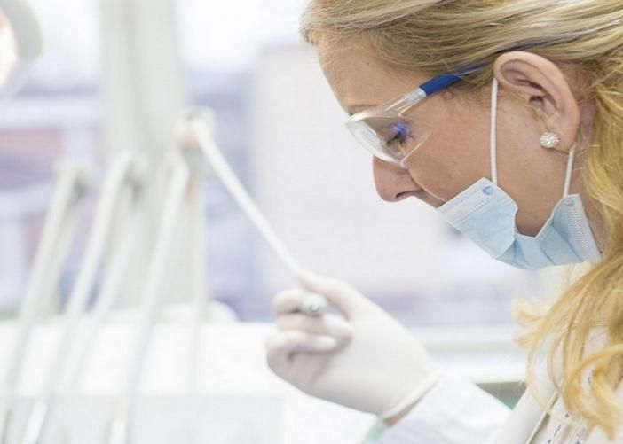 Coronavirus, bar e negozi aperti anche la sera