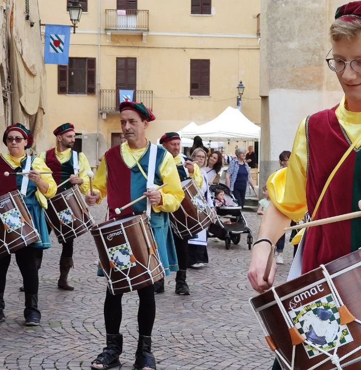 Scacchi viventi, abiti d'epoca e sfilate storiche: il Medioevo rivive a Crevacuore (foto di Giacomo Chiarini)
