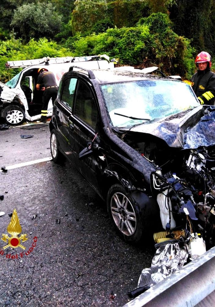 Terribile frontale a Serravalle: morta una donna, due feriti FOTO
