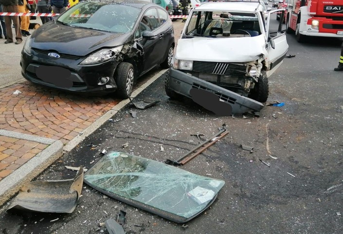 Borgosesia, schianto in corso Vercelli: 55enne in gravi condizioni