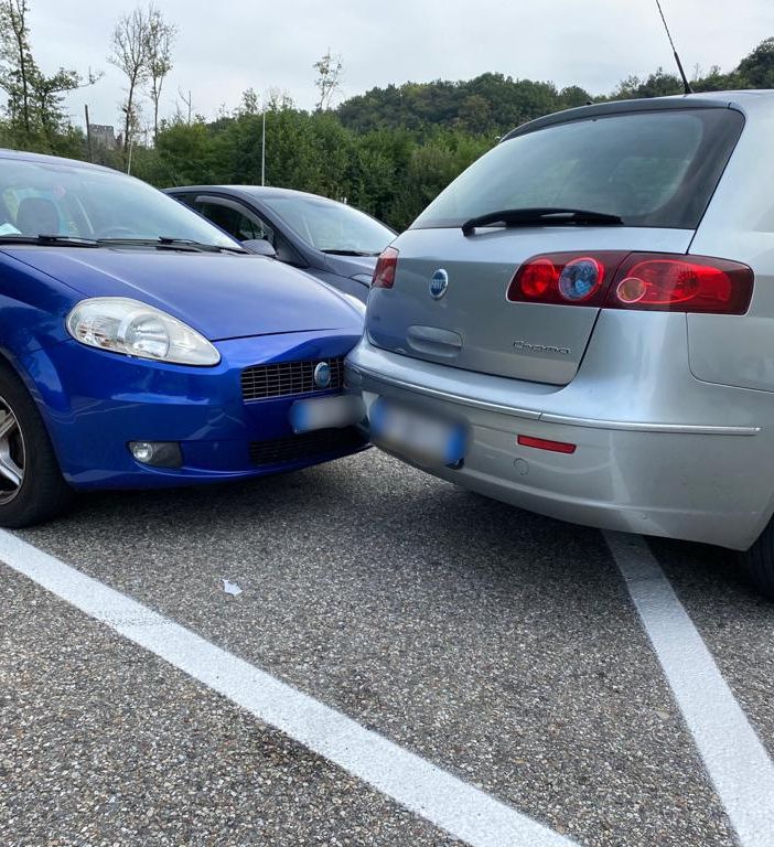 Sono a fare la spesa e le auto si scontrano nel parcheggio