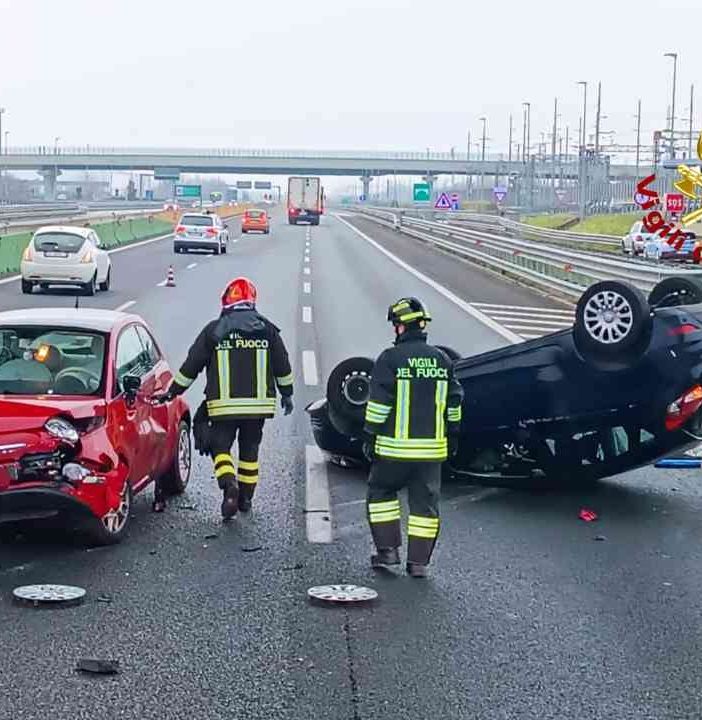 Dal Nord-ovest: scontro fra veicoli sulla A4, un’auto si è capovolta.