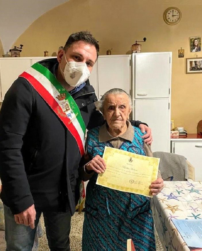 Il sindaco Baglione ha consegnato una pergamena e una bottiglia del “Vin dal Sindic” alla neo centenaria Angelina Scribante