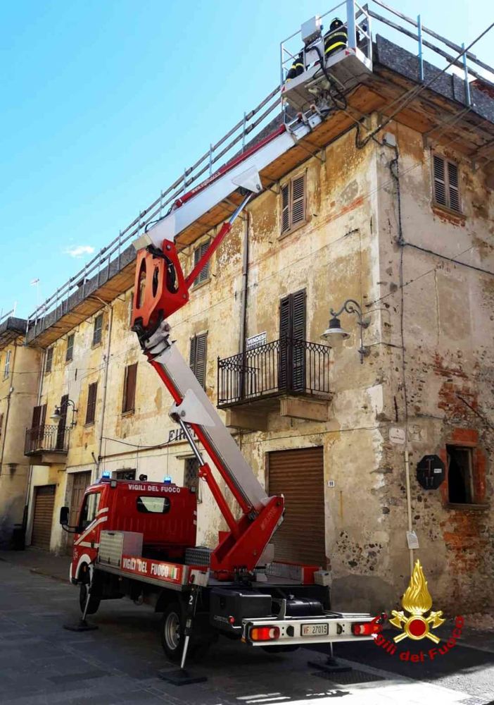 Serravalle: Cadono parti di un tetto, i Vigili del Fuoco intervengono
