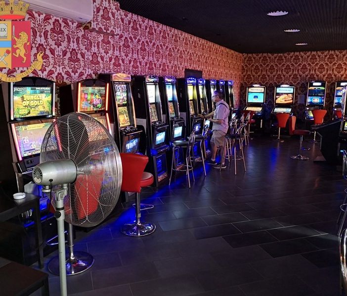 Sfascia una slot machine, riconosciuto e denunciato