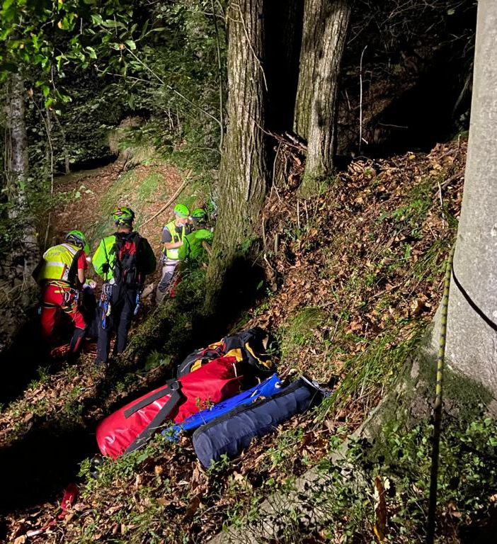 Pensionato trovato morto in fondo a un dirupo, l'intervento del Soccorso Alpino