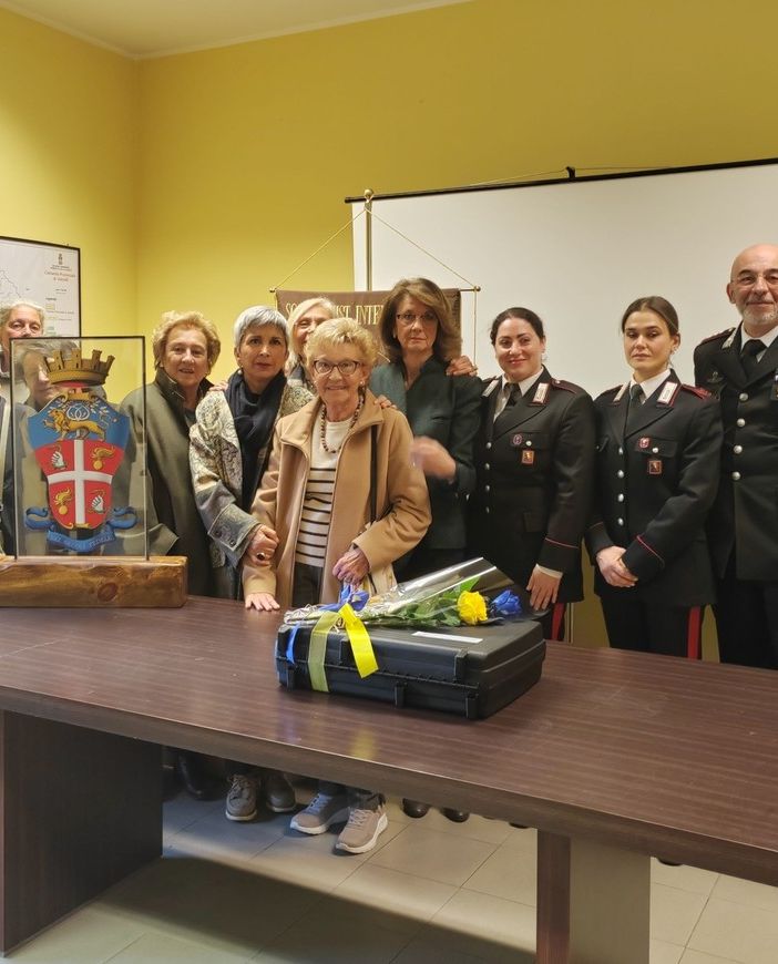 Soroptimist Valsesia regala la valigetta di ascolto ai carabinieri di Borgosesia