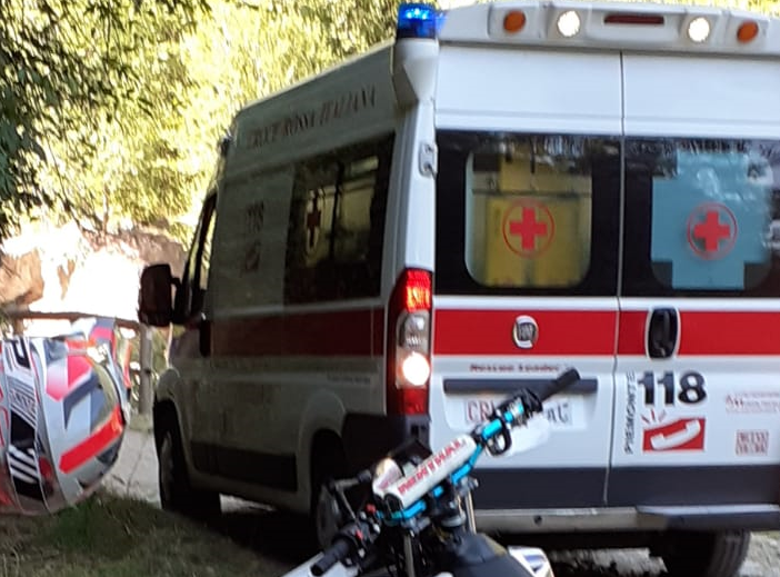 Soste selvagge, raffica di multe e ambulanza in difficoltà su intervento al Cavallero