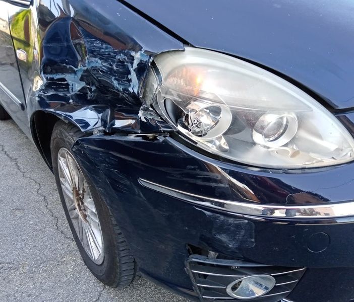 Portula, perde il controllo dell'auto e finisce contro il muretto di una casa (foto di repertorio)