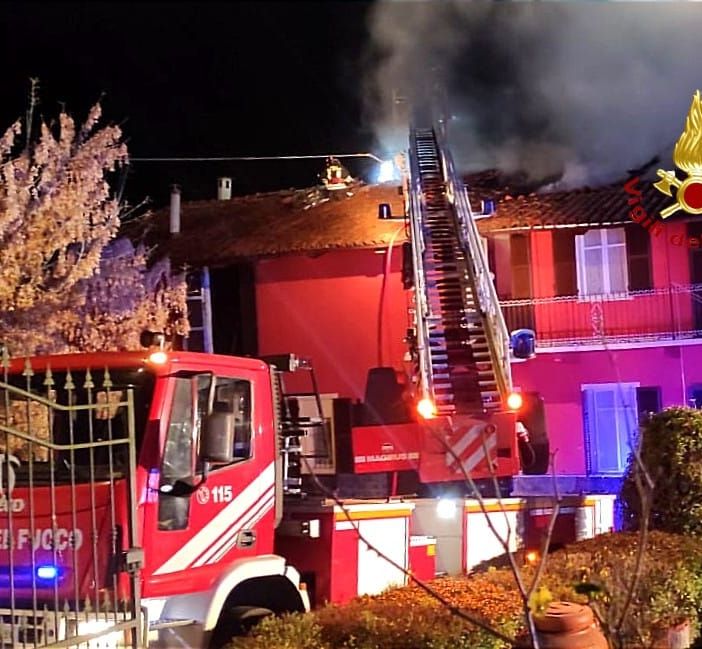 Incendio al tetto di un' abitazione a Brusasco, nessun ferito