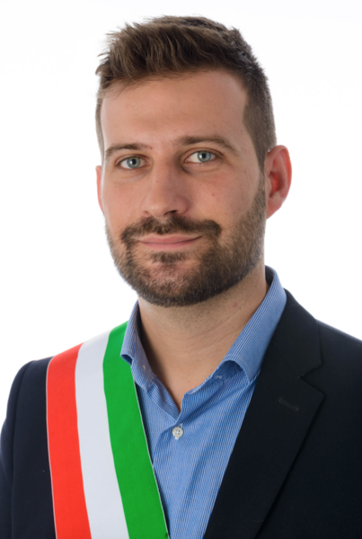 Degrado e giovani sfaccendati sul piazzale IperCoop. I cittadini chiedono sicurezza