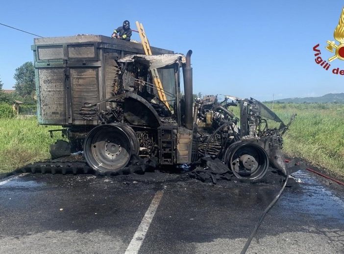 Mezzo agricolo e rimorchio a fuoco