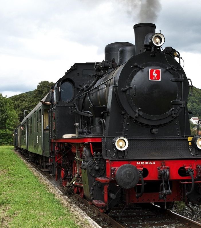 Treno del sacro Monte: un viaggio nel tempo alla scoperta delle bellezze paesaggistiche del territorio.