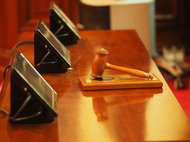 Costretto a un test per stabilire se fosse omosessuale: agente della penitenziaria risarcito con 10mila euro