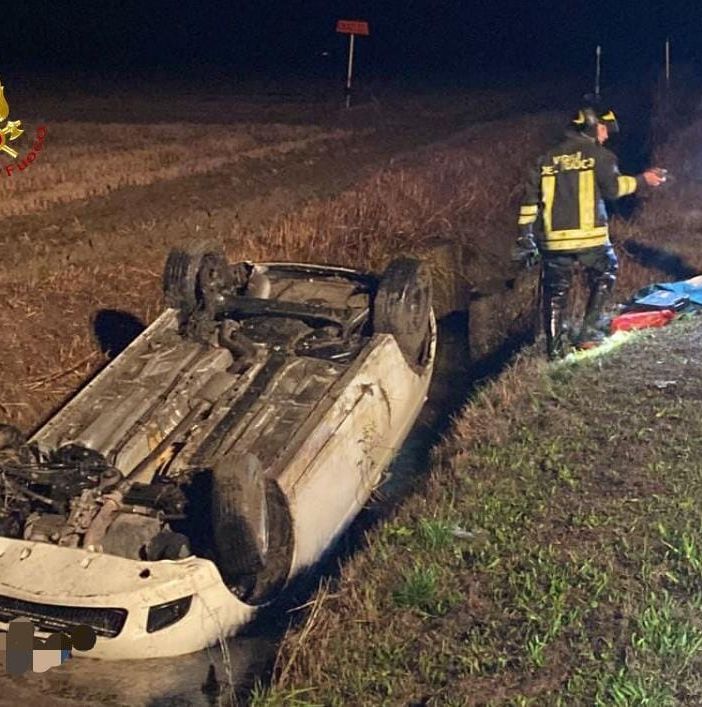 Trino, auto si ribalta e finisc ein un fossato