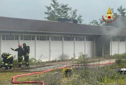 Trino, capannone in fiamme