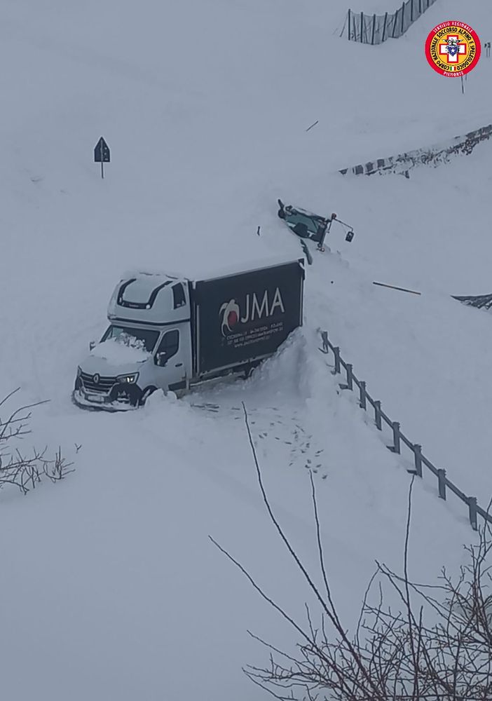 Dal nord ovest: Valanga travolge automezzi. Intervento del Soccorso Alpino