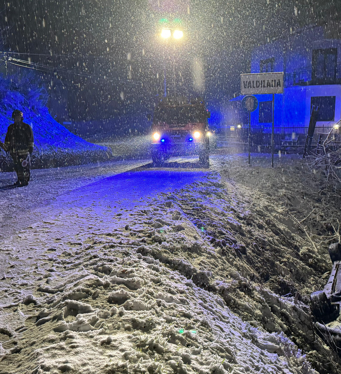 Neve e ghiaccio sull'asfalto, auto scivola fuori strada a Valdilana
