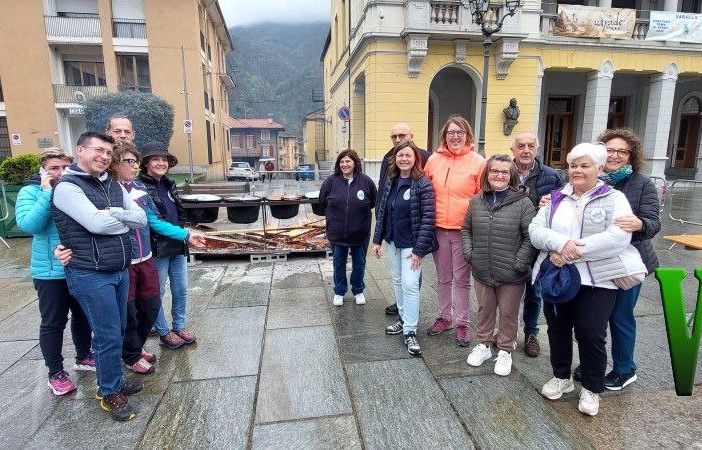 La solidarietà è di casa a Varallo, al via la distribuzione della polenta: persone anche fuori Italia FOTO