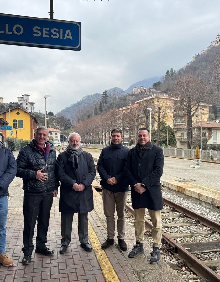 Nella foto da sinistra: Andrea Cocchi per il Comune di Alagna Valsesia, il sindaco Pietro Bondetti, il Presidente Onorario di Arenaways Giuseppe Arena, il Presidente dell’Unione Montana dei Comuni della Valsesia Francesco Pietrasanta e il Vice Sindaco di Varallo Eraldo Botta