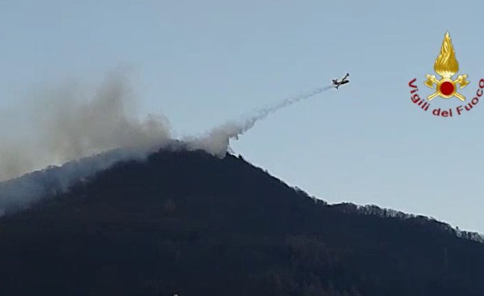 Incendio boschivo in zona Sacro Monte di Varallo. In azione i soccorsi VIDEO