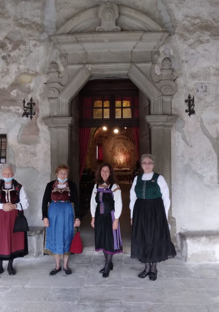 Le donne in abito tradizionale alla chiesa San Marco