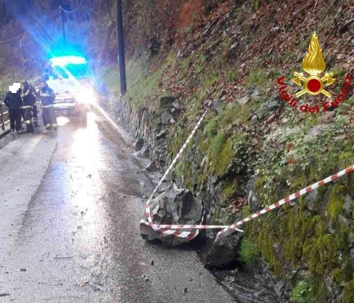 Varallo, cade masso sulla strada tra Dovesio e Arboerio