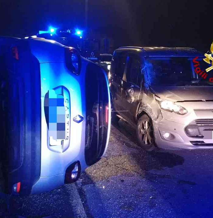 Scontro tra tre auto, una finisce sul fianco